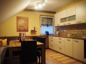 A kitchen or kitchenette at Ferienwohnung-Nassfeld-Haus Umschaden