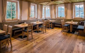 Reštaurácia alebo iné gastronomické zariadenie v ubytovaní Appartements Alexander