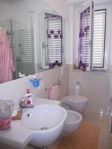サン・ベネデット・デル・トロントにあるMentanaのバスルーム(洗面台、トイレ、鏡付)