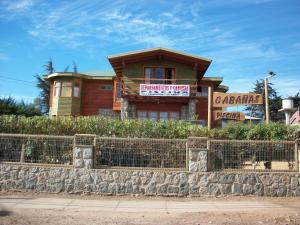 una casa con carteles delante de ella en Cabañas Piedra Blanca, en El Quisco