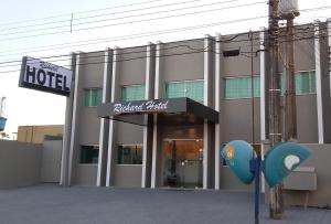 a hotel with a parking meter in front of it at Richard Hotel in Porto Velho