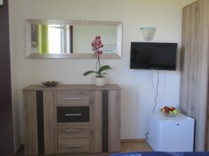 Habitación con TV y tocador de madera. en Sobe Bukaleta Loznati, en Loznati