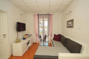 Televízia a/alebo spoločenská miestnosť v ubytovaní Apartment Adriatica City
