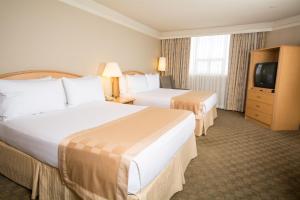 Postel nebo postele na pokoji v ubytování Edmonton Inn and Conference Centre