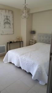 Ένα ή περισσότερα κρεβάτια σε δωμάτιο στο Les Toits De Vaison