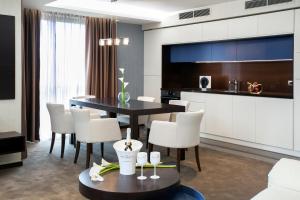 索非亞的住宿－維科精品公寓酒店，一间带桌子和白色椅子的用餐室