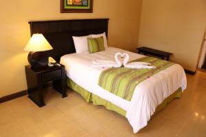 سرير أو أسرّة في غرفة في Coco Beach Hotel