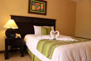 سرير أو أسرّة في غرفة في Coco Beach Hotel