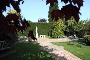 A garden outside Best Western Premier EMA Yew Lodge Hotel 