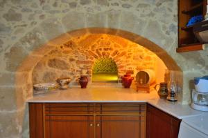 Η κουζίνα ή μικρή κουζίνα στο Archontiko Ilias +8 φωτογραφίες