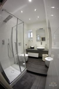 カゼルタにあるRoyal APT Casertaのバスルーム(シャワー、シンク2台、鏡付)