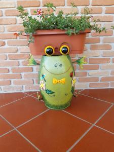 a plant pot with eyesuterteigunigunigunigunigunigunigunigunigunigun at B&B La Coccinella in Amaseno