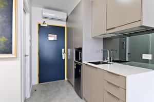 Kuchyň nebo kuchyňský kout v ubytování Value Suites Green Square