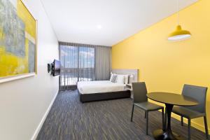 Postel nebo postele na pokoji v ubytování Value Suites Green Square