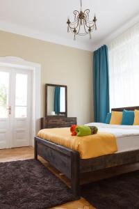 une chambre avec un grand lit et un miroir dans l'établissement Great Central Apartment, à Sibiu 24 autres photos