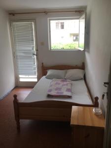 プリモルスコにあるTwo bedroom Apartment in Primorskoの窓付きの小さな部屋のベッド1台分です。