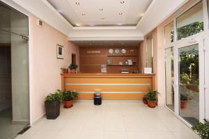 um lobby de um hospital com vasos de plantas em Hotel Briz em Burgas