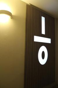 a sign with the letter o on a wall at Hotel Astel in De Haan