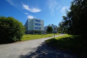 a building on the side of a road at Namsos Hybelhus in Namsos