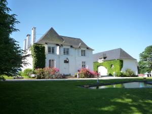 ein weißes Haus mit einem Teich im Hof in der Unterkunft Clos Mirabel Manor - Holiday rental in Jurançon