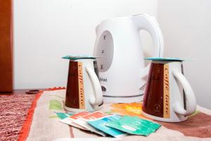 Zestaw do parzenia kawy i herbaty w obiekcie Apartment Sina