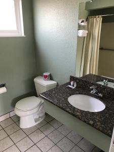 Bathroom sa Economy Inn