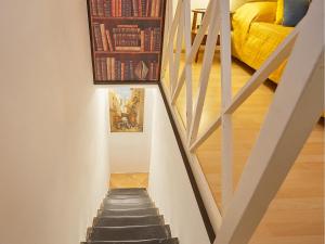 Una escalera que conduce a un dormitorio en una casa en Dimora dei Leoni - Dependance, en Palermo