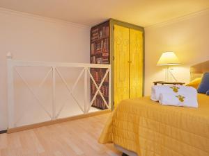 1 dormitorio con 1 cama y puerta corredera en Dimora dei Leoni - Dependance, en Palermo