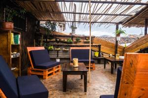 クエンカにあるHostal Restaurant La Cigaleの眺めの良いパティオ(椅子、テーブル付)