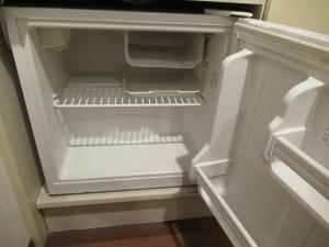 einem leeren Kühlschrank mit offener Tür in der Küche in der Unterkunft Harazuru Grand Sky Hotel in Asakura