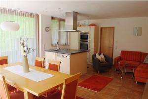 eine Küche und ein Wohnzimmer mit einem Tisch und einer Couch in der Unterkunft Appart Saroja-Tannleger in Brand