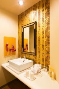 y baño con lavabo blanco y espejo. en Hotel Atlantis Higashi Osaka (Adult Only), en Osaka
