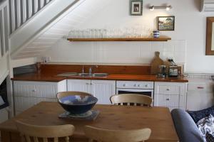 
A kitchen or kitchenette at Chester Villa
