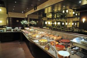 a buffet line with many different types of food at Bourbon Londrina Hotel in Londrina