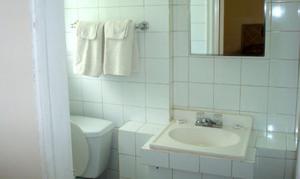 uma casa de banho branca com um WC e um lavatório em Pleasant Stay Motel em Ancaster