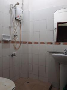 uma casa de banho com um chuveiro e um lavatório. em Southern Fried Rice em Kata Beach