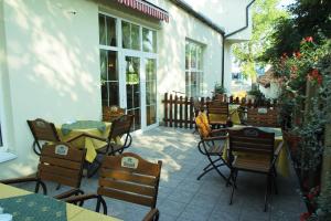 patio ze stołami i krzesłami w obiekcie Hotel Bielany w mieście Bielany Wrocławskie