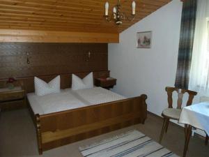 Łóżko lub łóżka w pokoju w obiekcie Pension Holzmann