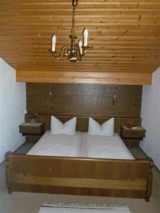 Łóżko lub łóżka w pokoju w obiekcie Pension Holzmann