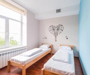 Postel nebo postele na pokoji v ubytování SAHIL Hostel & Hotel