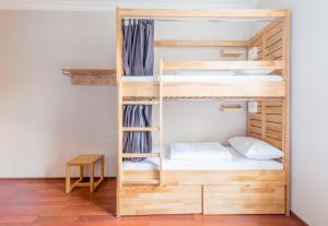 Postel nebo postele na pokoji v ubytování SAHIL Hostel & Hotel