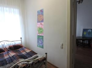 - une chambre avec un lit et une fenêtre dans l'établissement Apartment at sunny yard, à Tbilissi