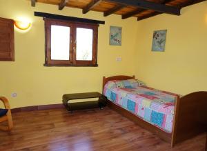 Schlafzimmer mit einem Bett und einem Fenster in der Unterkunft Casa del Pinar in Enciso