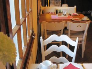 tavolo e sedie in una stanza con tavolo e tavolo di Hotel Henriette Davidis a Wetter