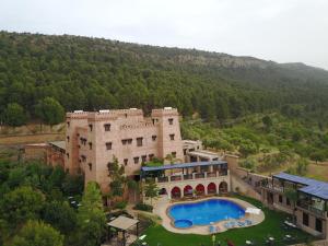 una vista aerea di un edificio con piscina di Kasbah Illy a Demnate