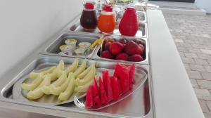 un vassoio di prodotti alimentari con frutta e bevande su un bancone di B&B Fellini Gallipoli a Gallipoli