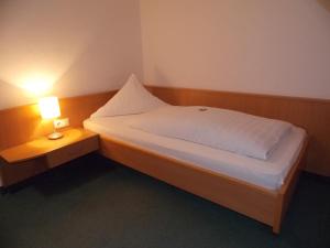 Postel nebo postele na pokoji v ubytování Central Hotel Friedrichshafen