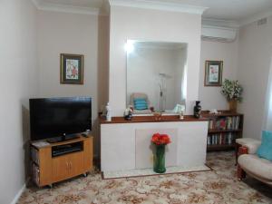 A television and/or entertainment center at Kaylee Cottage Mudgee