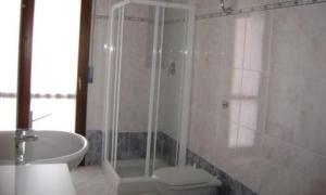 A bathroom at Residence Montegrappa