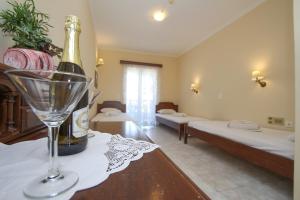 Rúm í herbergi á Aphrodite Hotel